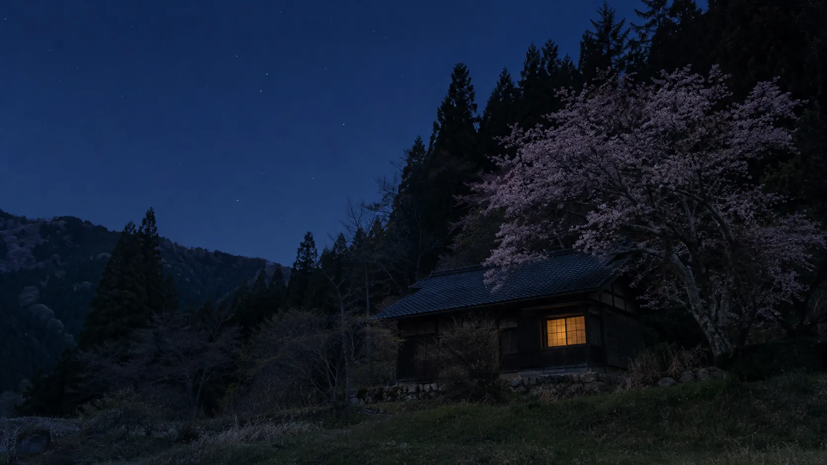 Uma casa de madeira silenciosa na borda de uma floresta à noite, com uma janela acesa e uma cerejeira florida ao lado